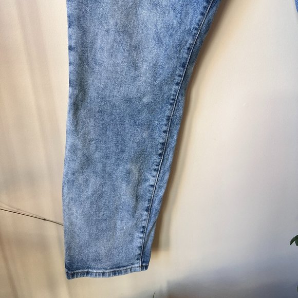 Gently Worn Almost Famous Crave Fame Juniors' Paperbag-Waist Skinny Jeans - Picture 2 of 14